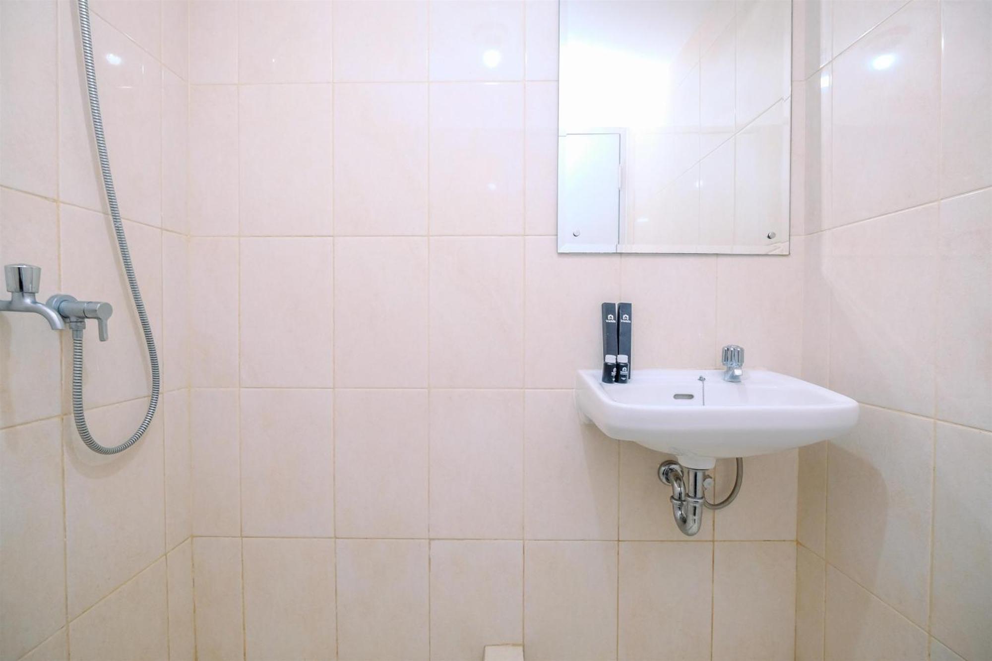 And Comfy At Springlake Summarecon By Travelio Apartemen
